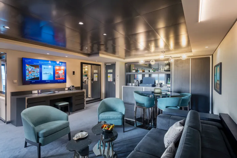 SUITE ROYAL MSC YACHT CLUB DENGAN WHIRLPOOL BATH 2