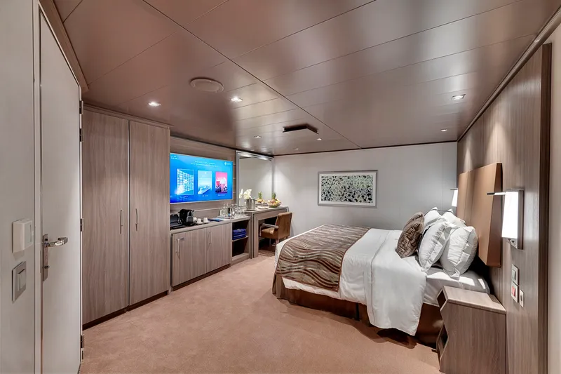 YACHT CLUB INTERIOR SUITE 1