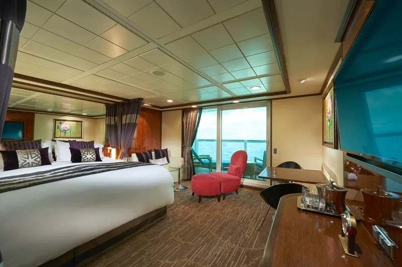 面向船尾的豪华套房带阳台 1