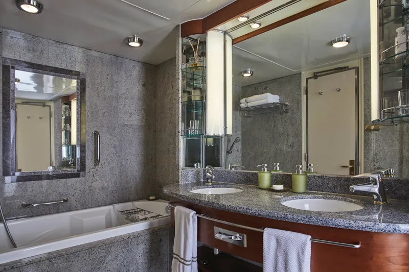 Silver Suite 4