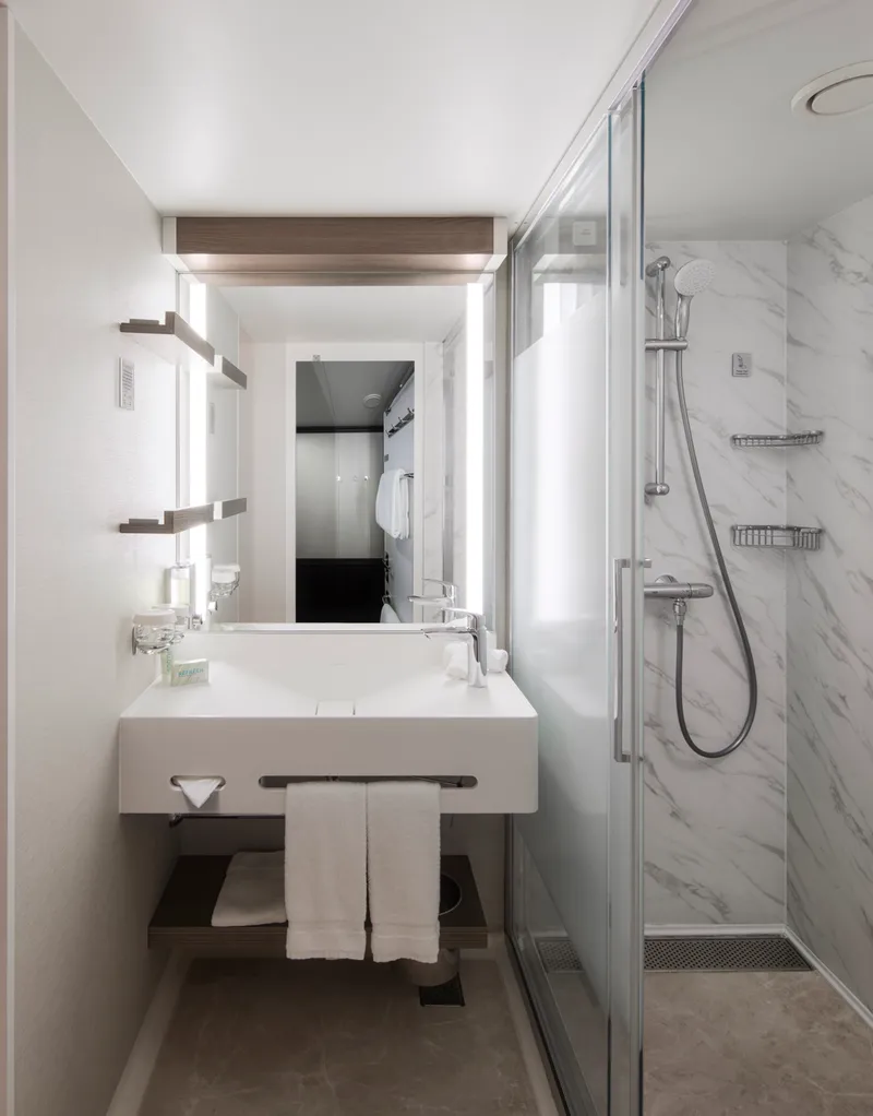 Aft-Facing Club Balcony Suite 2