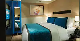 海湾后方豪华顶层套房，配有主卧室与大型阳台 4