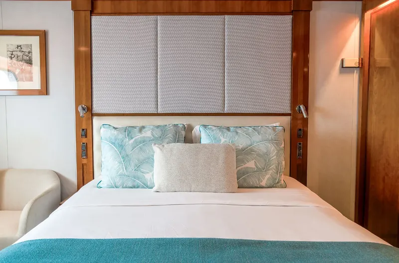 Cameră exterioară cu fereastră E – Puntea 4 4