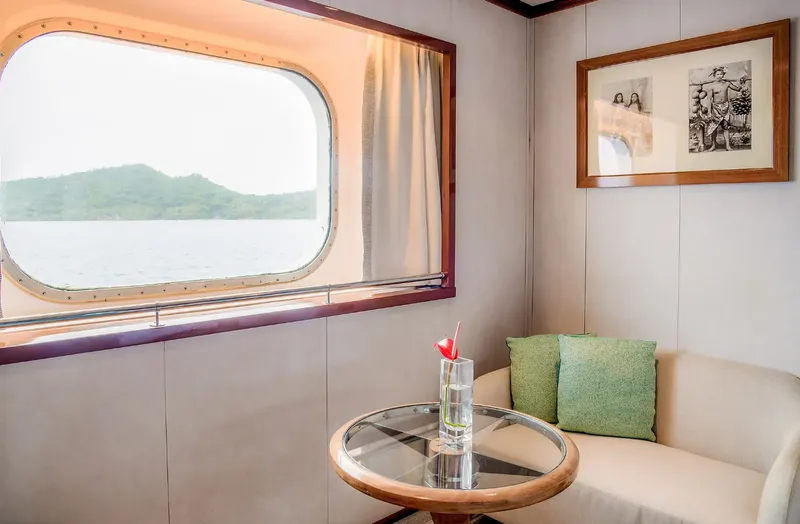 Cameră exterioară cu fereastră E – Puntea 4 2