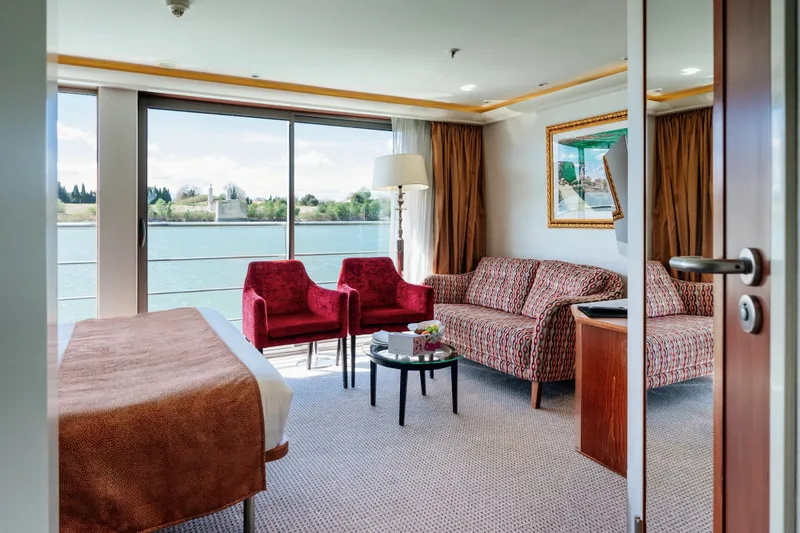 Σουίτα με Γαλλικό Μπαλκόνι 2