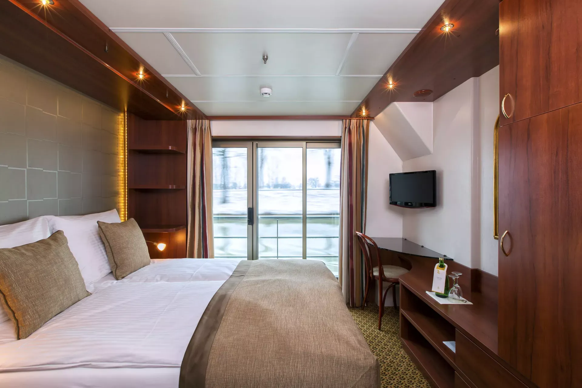 Double Cabin Diamond Deck
