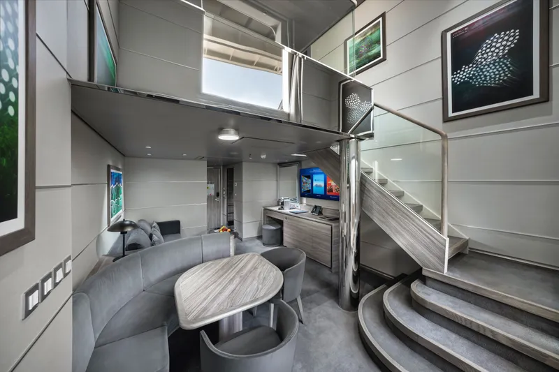 游艇俱乐部复式套房,配备按摩浴缸 1