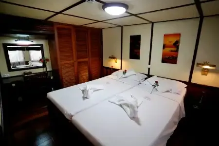 Main Deck 2 Beds