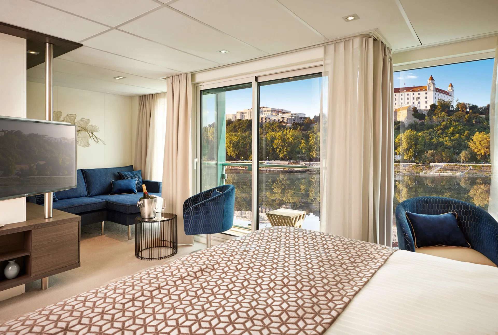 AMADEUS Suite with Walk-Out Exterior Balcony