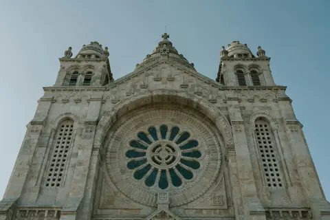 Hamburg – Madeira Kanalöarna och Portugal med Madeira: Europa mellan barockpärlor och atlantklippor — Hapag-Lloyd Cruises · HANSEATIC Nature