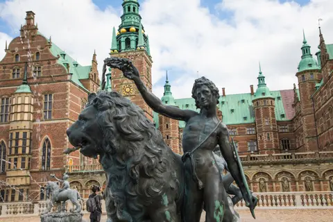 En Udvidet Rejse fra Fjordlandene til Historiske Byer — Explora Journeys · EXPLORA III