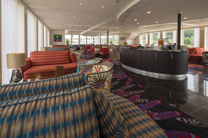 Glavni salon i bar 2