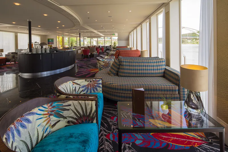 Glavni salon i bar 1