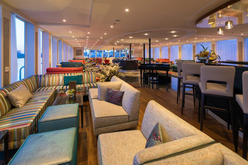 Fő társalgó és bár 4