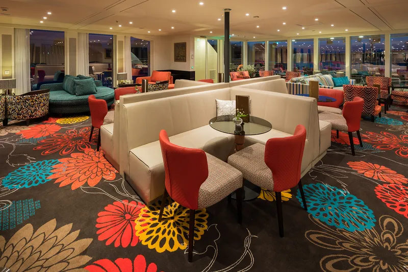 Fő társalgó és bár 1