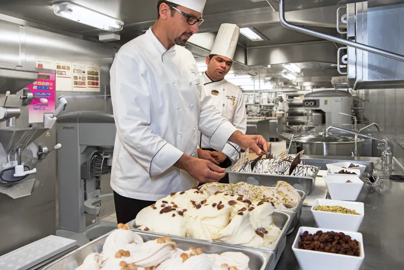 În Culisele Spectacolului 1