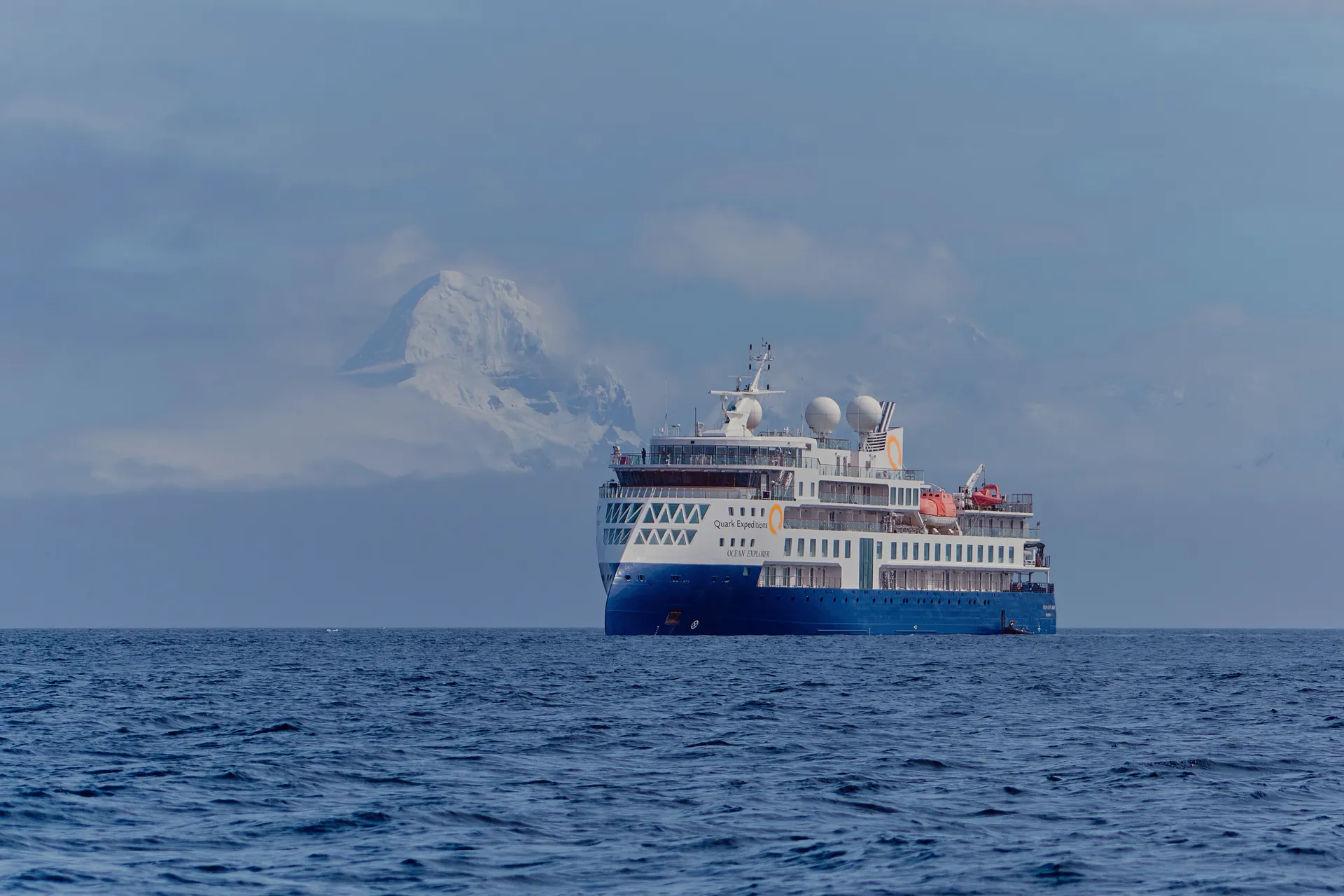 西格陵兰:发现巨大的冰山和因纽特社区,北行