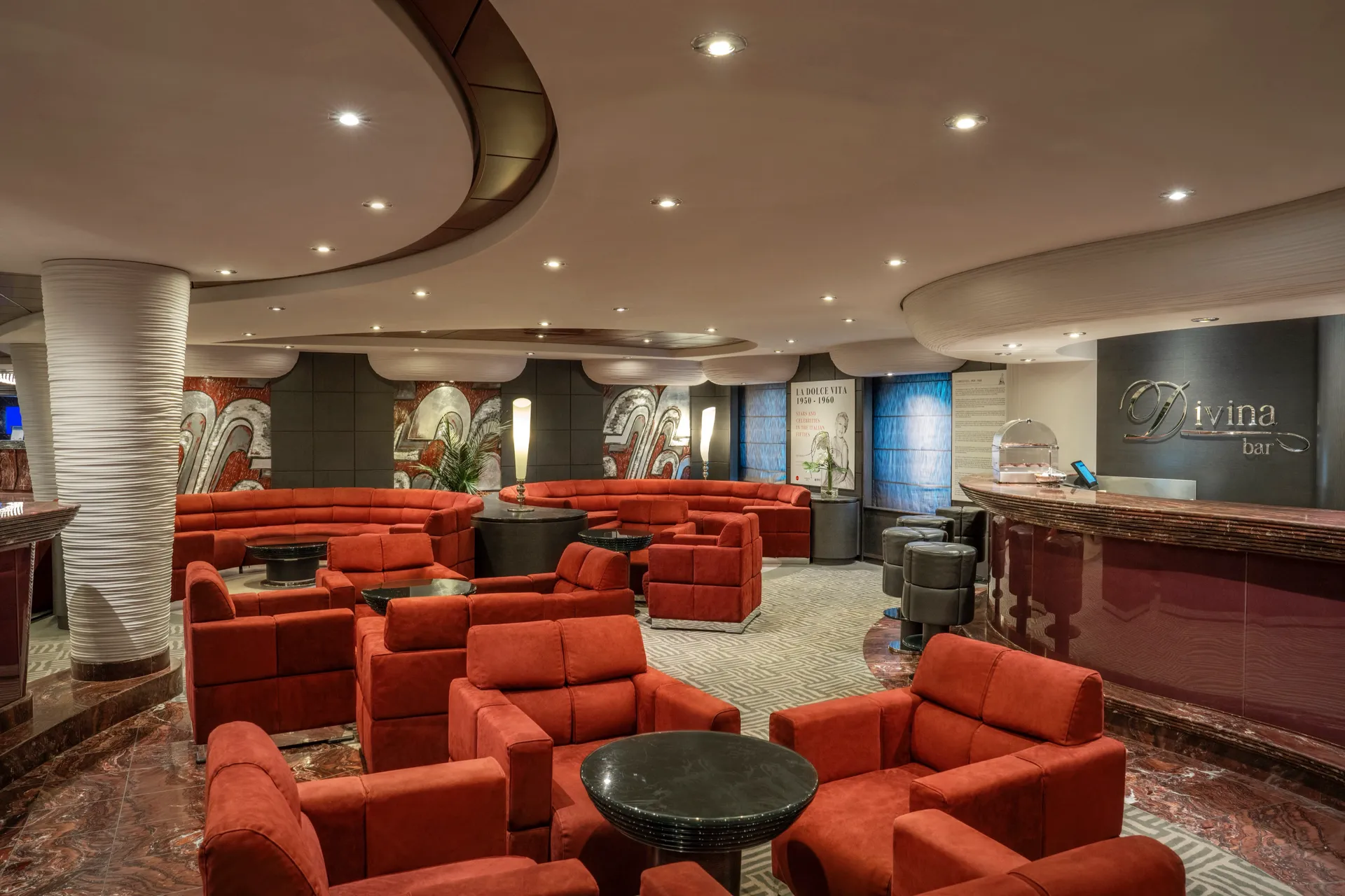 MSC Divina Bar 2