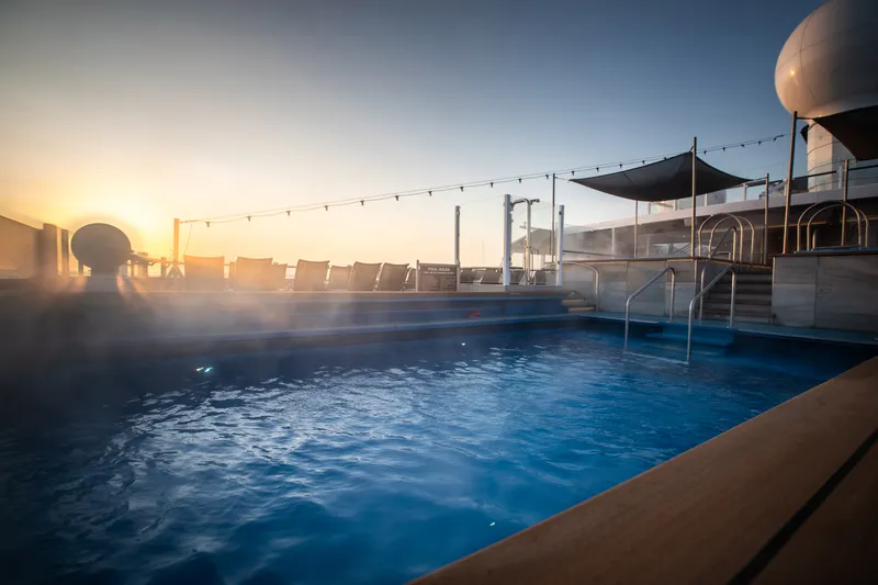 Cadă cu hidromasaj și piscină 1