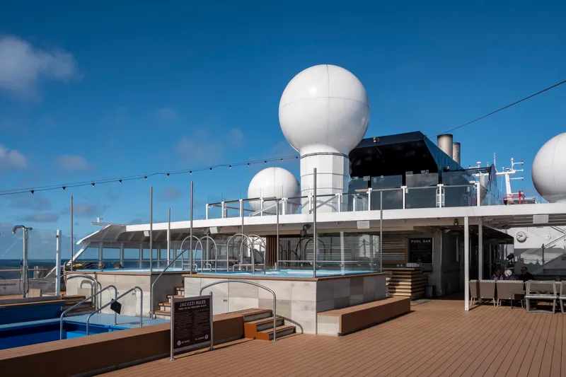 Cadă cu hidromasaj și piscină 2