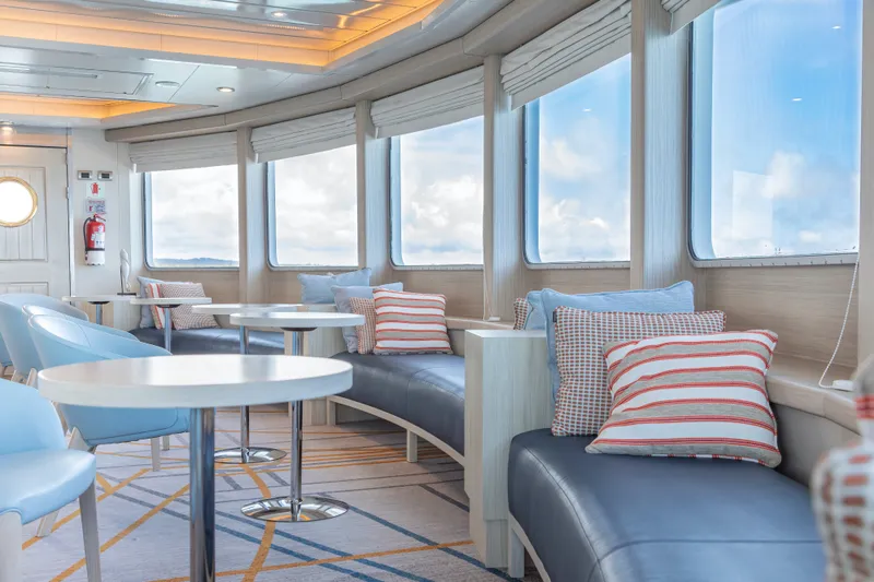 Expedition Lounge & Bar tiedekulman ja kirjaston kera 5