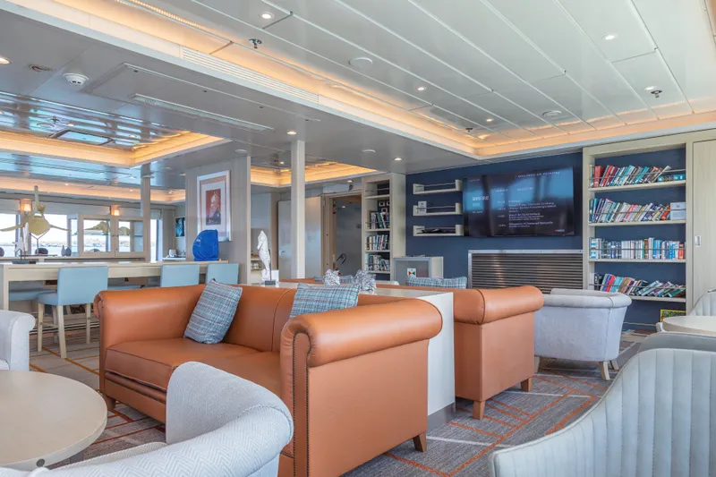 Expedition Lounge & Bar tiedekulman ja kirjaston kera 1