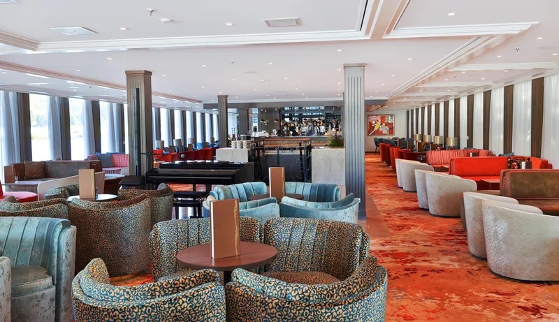 Fő társalgó és bár 2