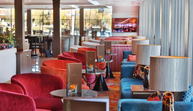 Fő társalgó és bár 1