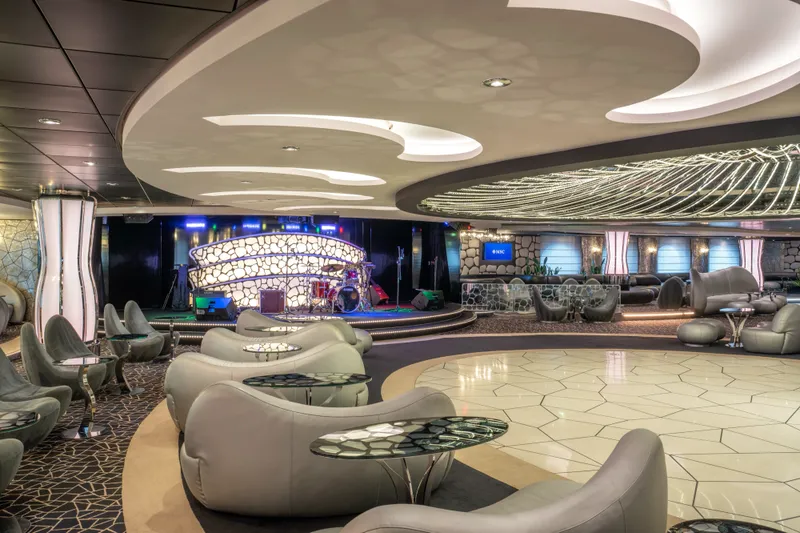 Lounge-ul Alb și Negru 3