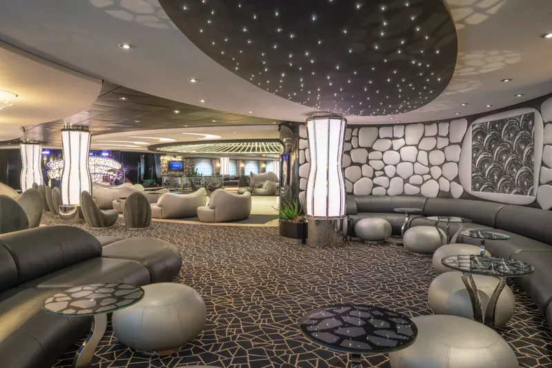 Lounge-ul Alb și Negru 1