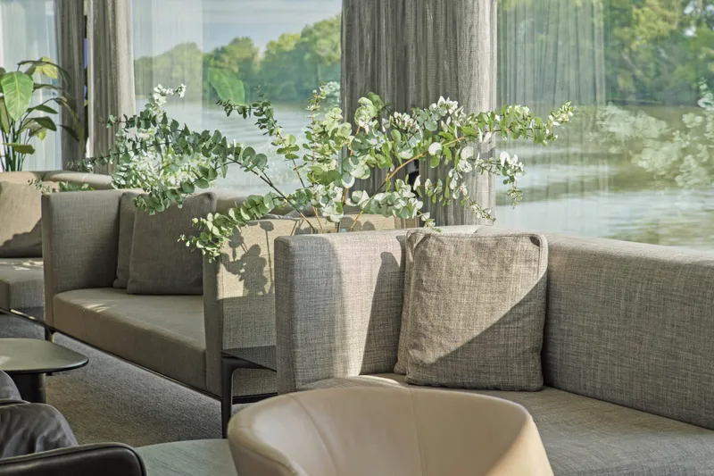 Salon Panorama & Bar 14