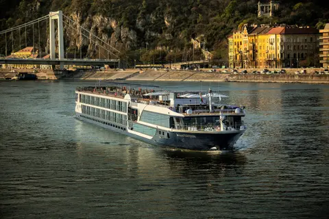 Nadčasové řeky Evropy: Rýn a Seina s Alpami ve Švýcarsku, 3 noci u jezera Como a 1 noc v Lucernu — Avalon Waterways · Avalon Envision