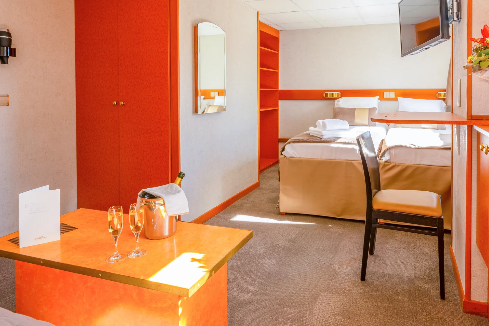 Main Deck 2 Single Beds Suite CAT. B