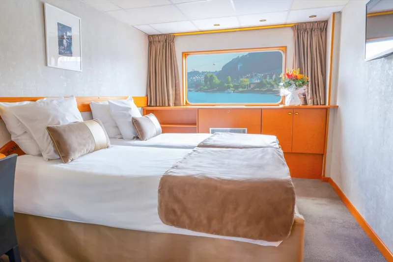 Main Deck 2 Adjustable Twin Beds CAT. A