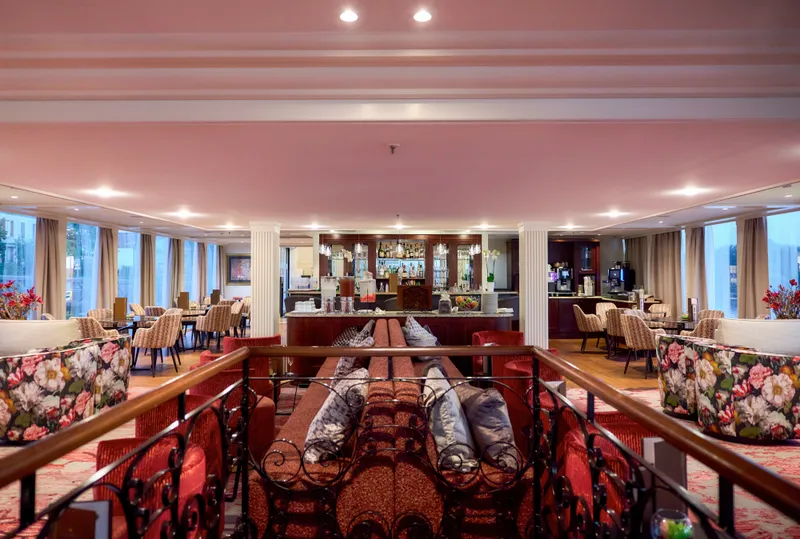 Salon Principal și Bar 2