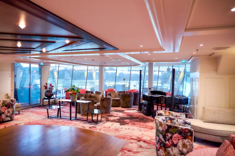 Salon Principal și Bar 8