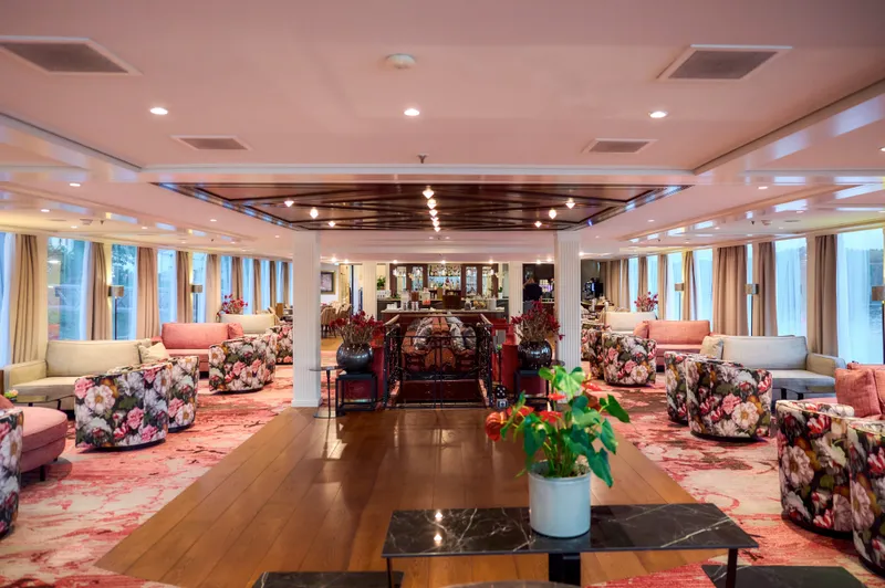 Salon Principal și Bar 1