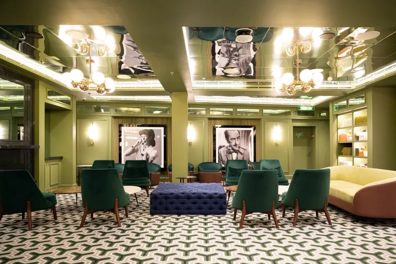 Comedie Socială și Club de Noapte 1