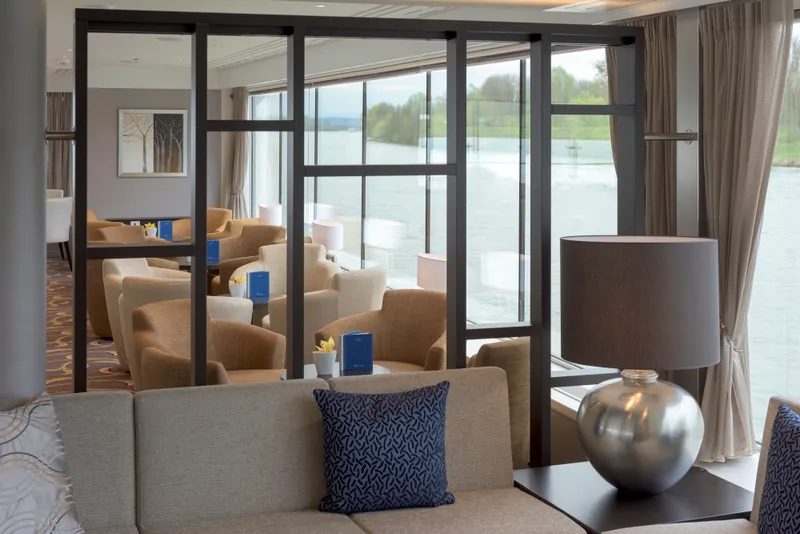 Panorama salonek a bar 2