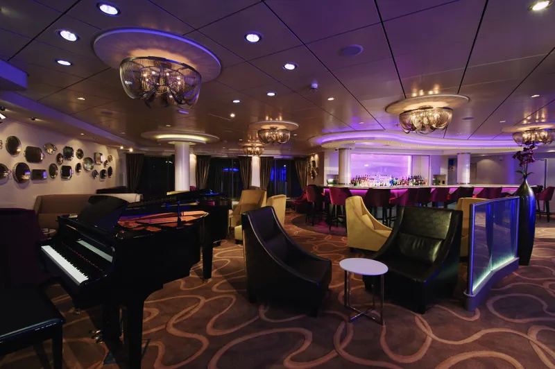 Shaker's Cocktail Bar 1