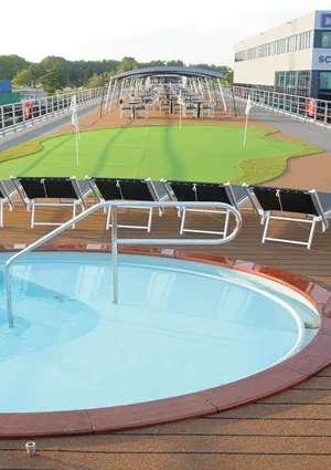 Putting Green & Jacuzzi