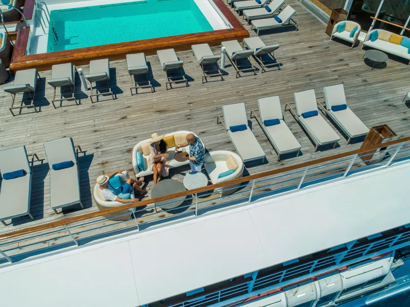 Bazén a bar u bazénu 2