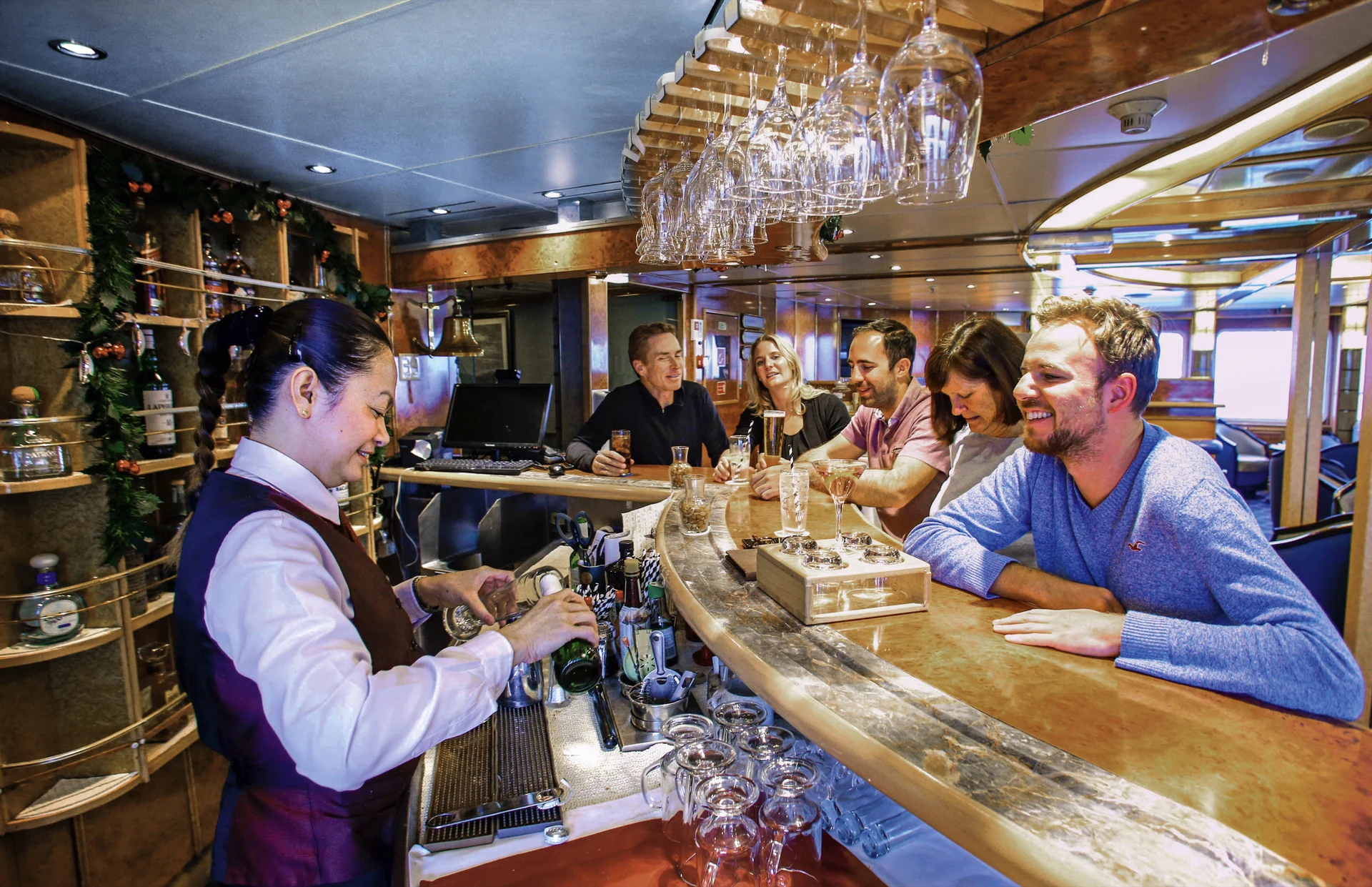 Club Lounge & Bar