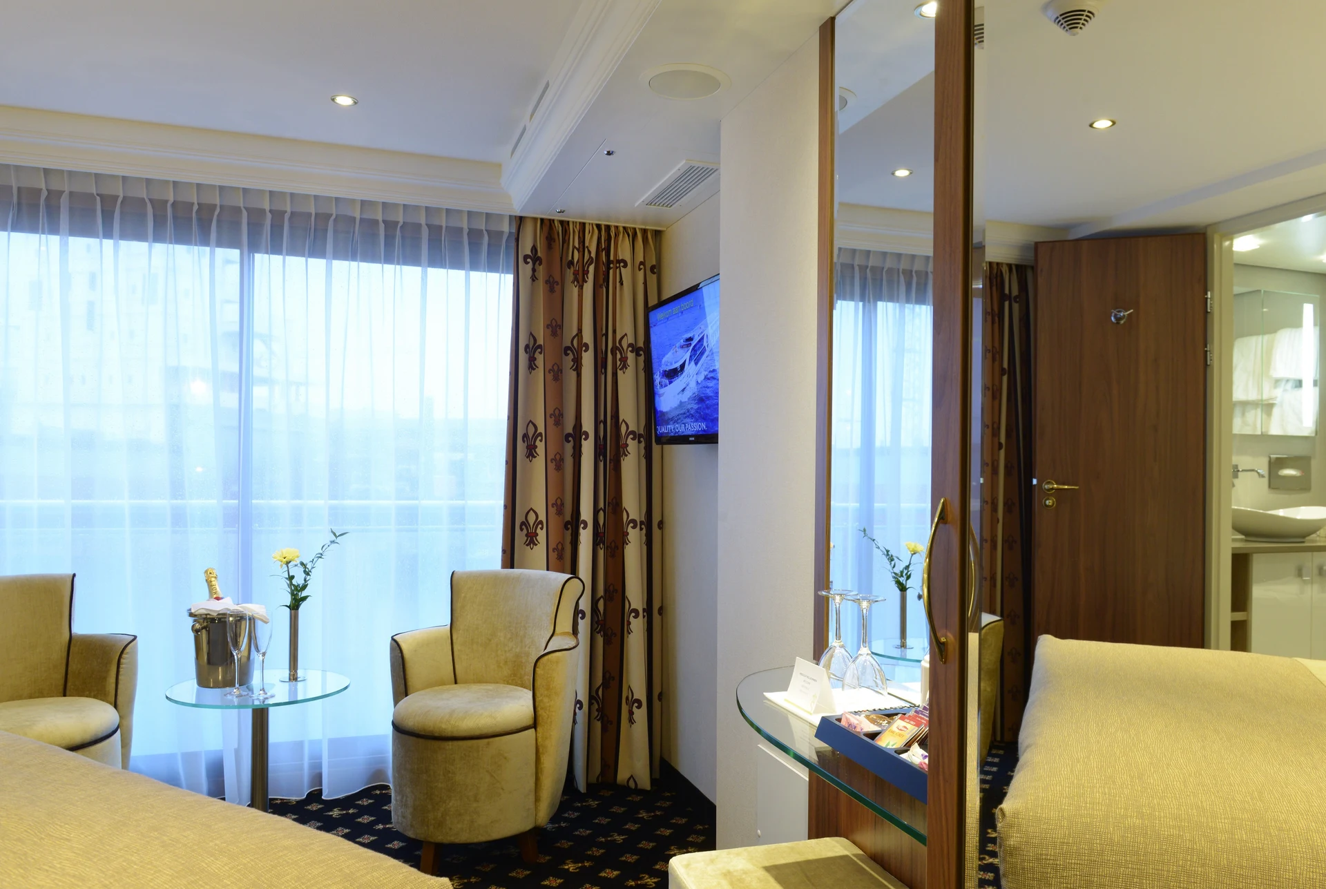 Superior Stern Suite (Diamond Deck)