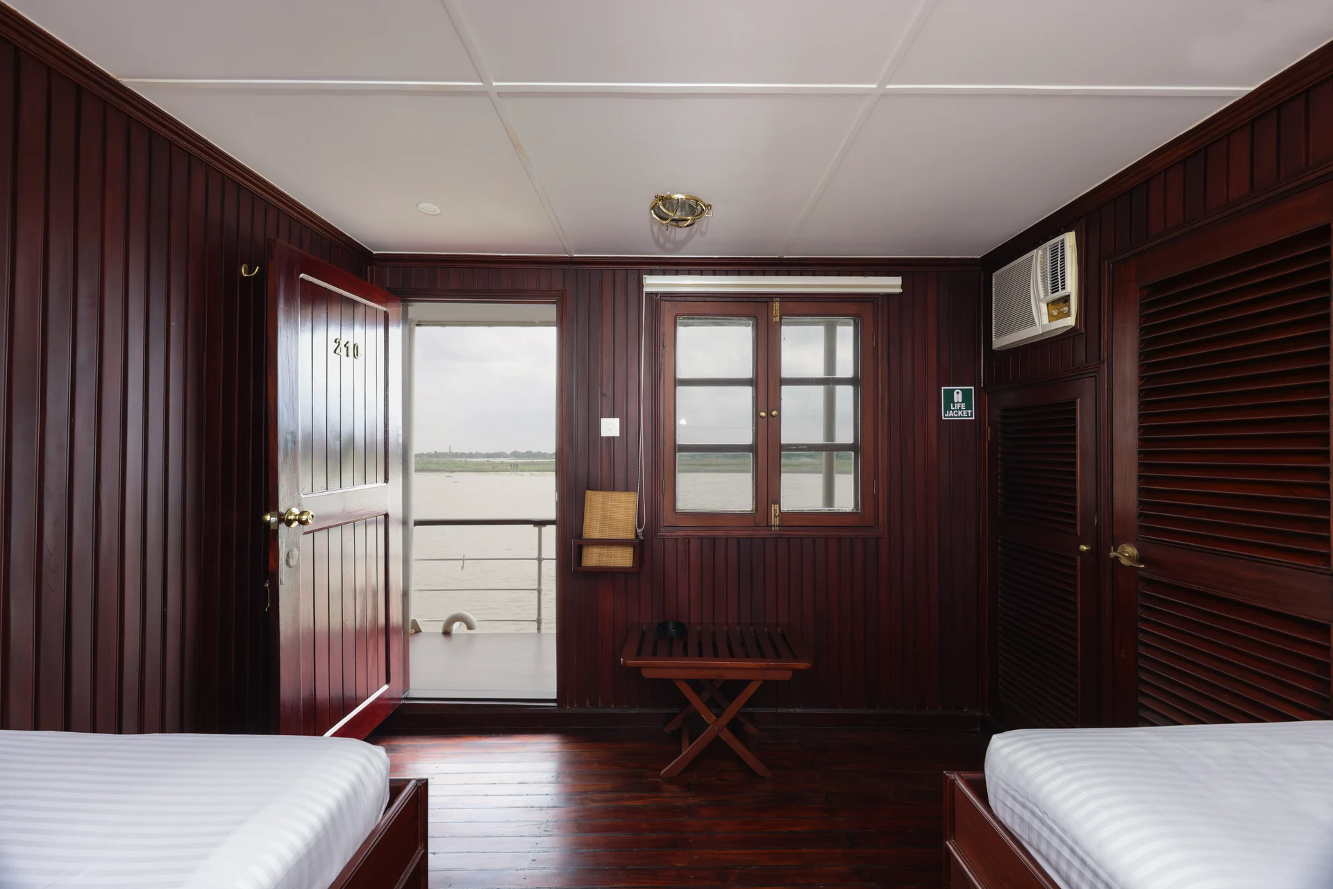 Deluxe Cabin (Upper Deck)
