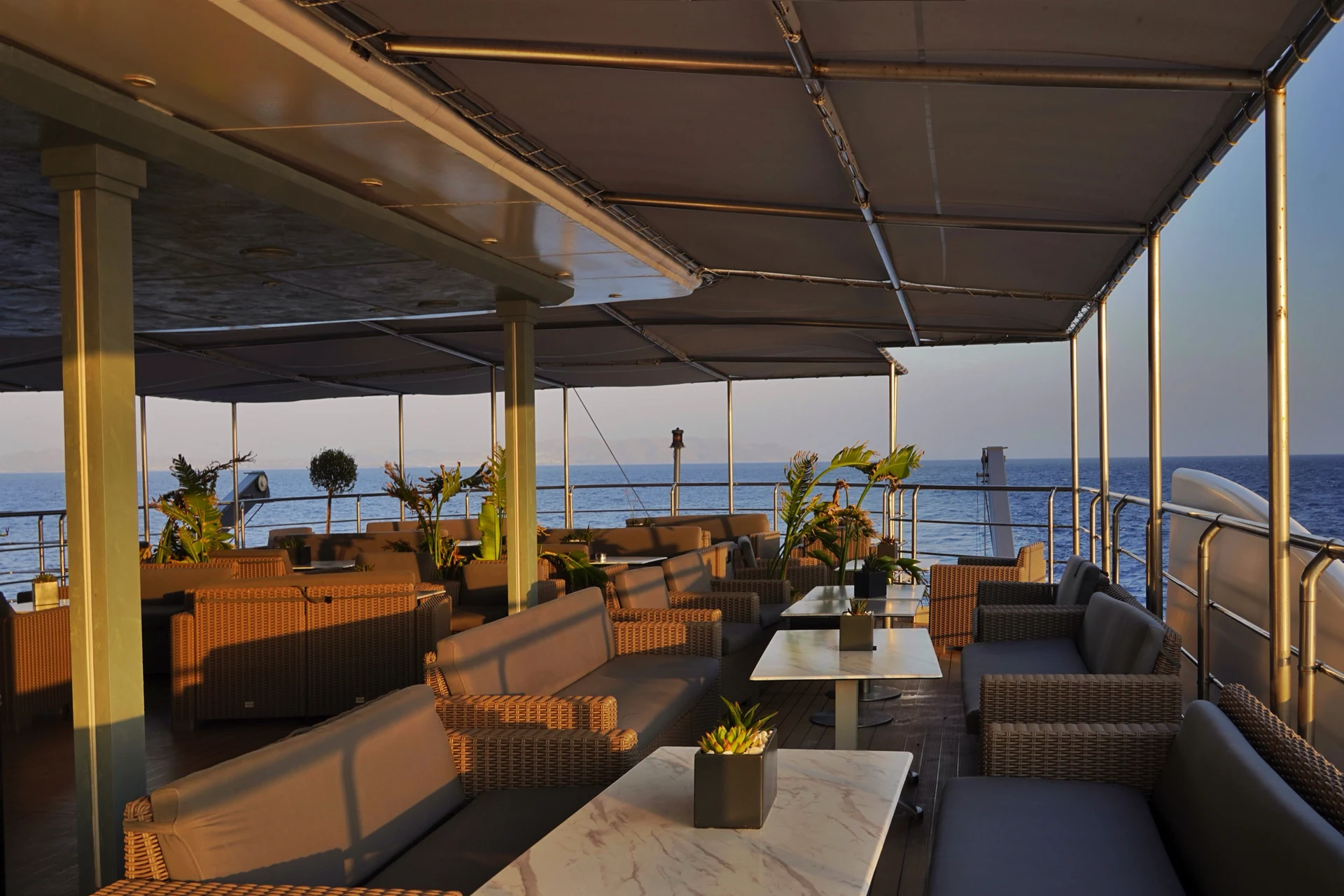 Outdoor Bar & Lounge
