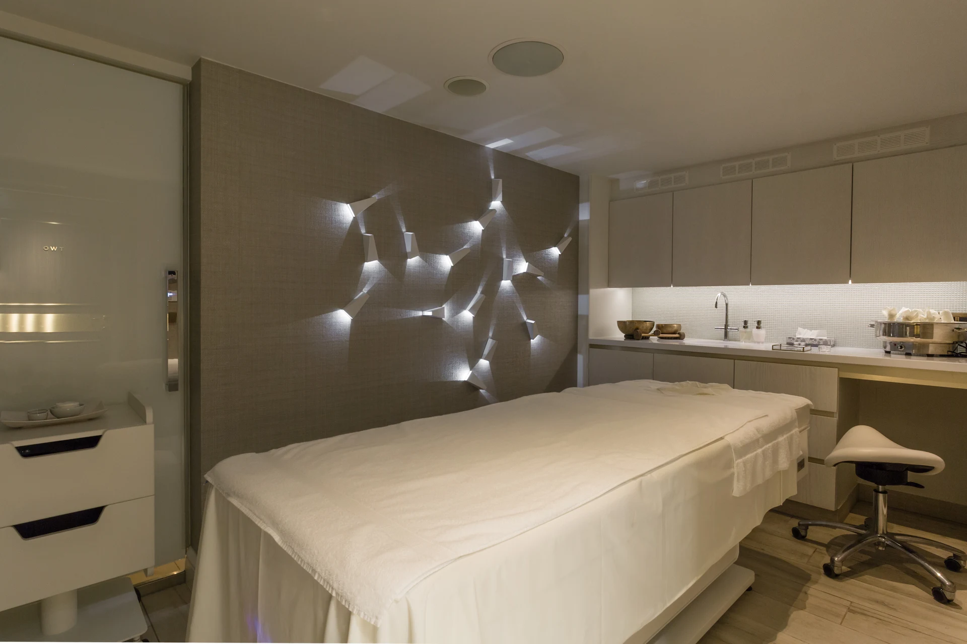 Body Treatments, Cosmetics & Hairdresser Salon