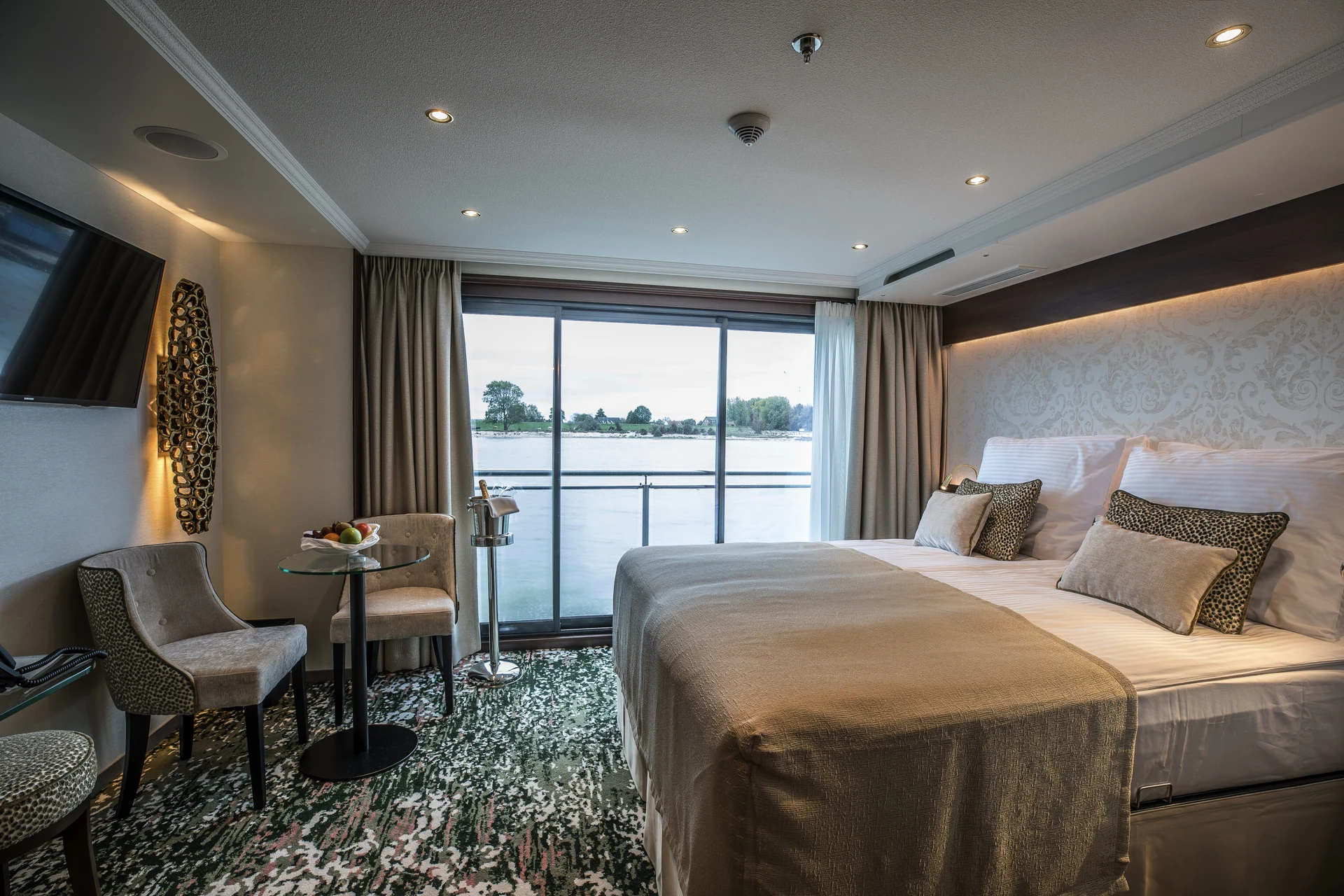 Stern Superior Suite - Diamond Deck