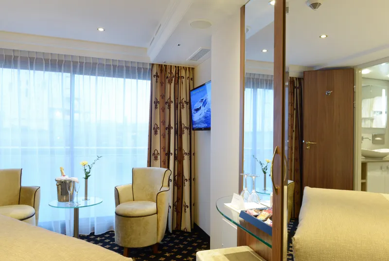 Superior Stern Suite (Diamond Deck)