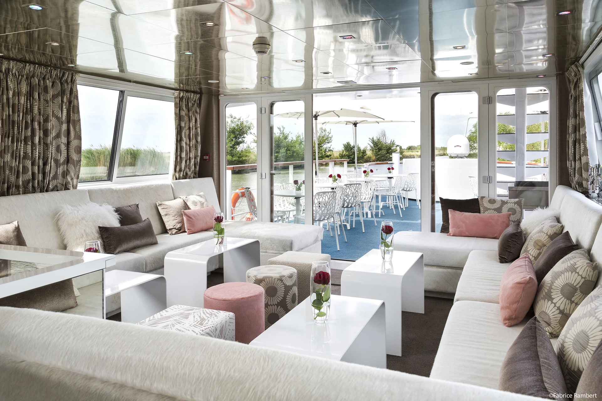 Lounge & Bar